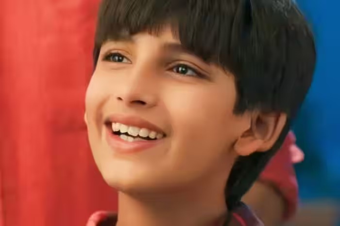 সোশাল মিডিয়ায় তার অভিনয় নিয়ে প্রশংসার ঢেউ, সেসব সামলে অভিনয়ের পাশাপাশি সমান তালে পড়াশোনাও চালিয়ে যাচ্ছে অজিঙ্ক্য। ভোজপুরের এই কিশোর ইতিমধ্যেই মুম্বইয়ে নিজের জায়গা করে নিয়েছে কঠোর পরিশ্রম আর প্রতিভার জোরে।